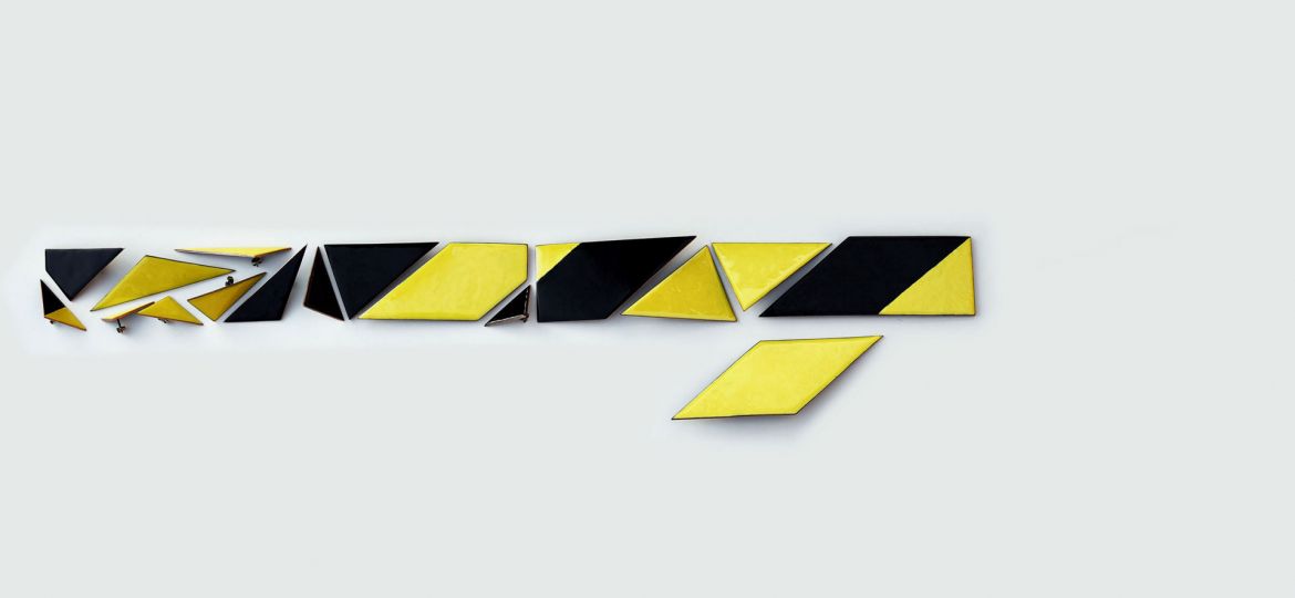 Neringa-Poškutė-Jukumienė-juvelyrinė-kolekcija-„Laukti”,-iš-serijos-„Ribos“,-2020,-juvelyrinis-emalis,-varis,-11×46-cm-Nuotr.-Ingrida-Mockutė-Pocienė-2